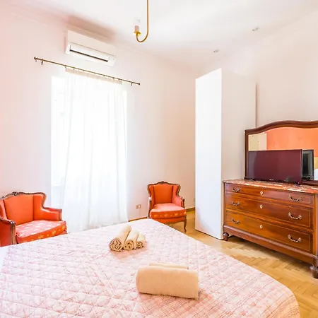 Centrally Located By The Sea Prestigious Daire Napoli
