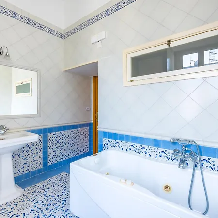 Centrally Located By The Sea Prestigious *