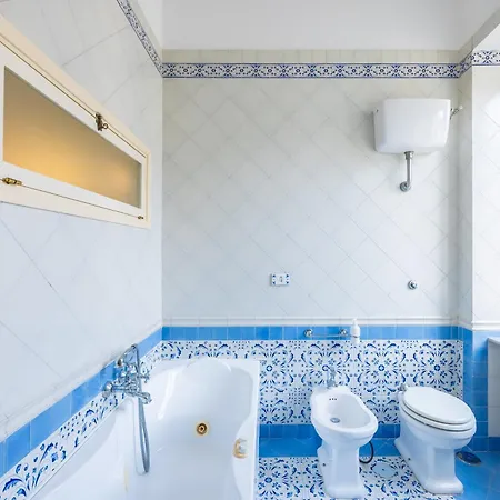 아파트 Centrally Located By The Sea Prestigious 나폴리