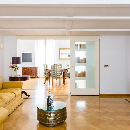 Centrally Located By The Sea Prestigious Lejlighed Napoli